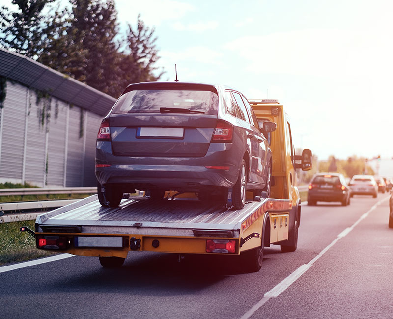 defektes Auto wird abgeschleppt